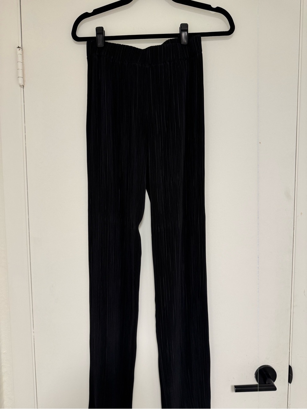 NONCHALANT PLISSE SLEEVELESS SET- SIZE XS- BLACK- GOOD CONDITION